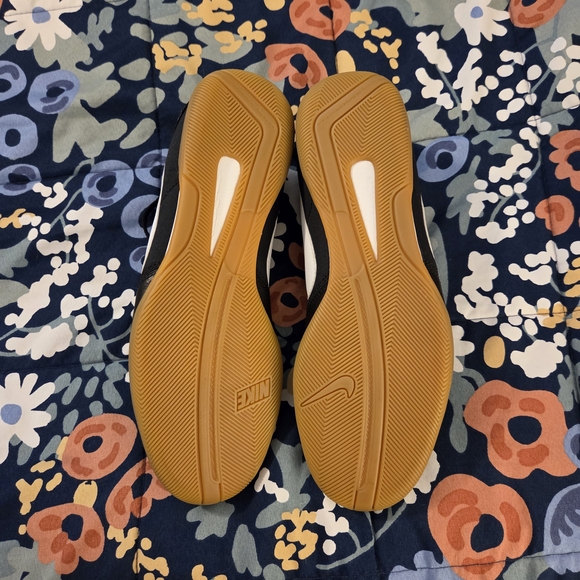 Nike Davinho Black and White Sneaker - Picture 3 of 12